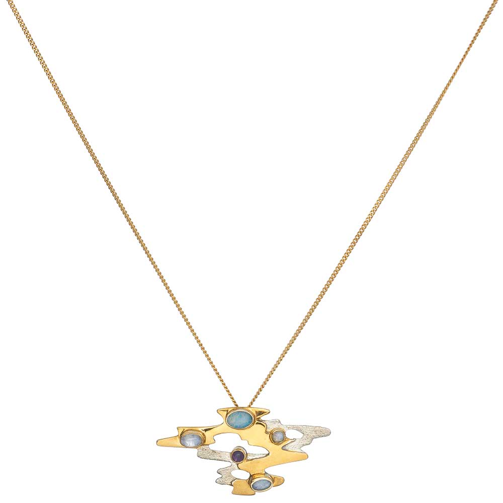 Goldene Halskette mit einem abstrakten Anhänger mit blauen und weißen Steinen an einer feinen Kette.