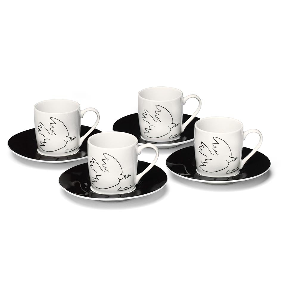 Vier weiße Tassen mit Tauben-Illustrationen, jeweils auf einer schwarzen Untertasse, in einer Gruppe angeordnet.