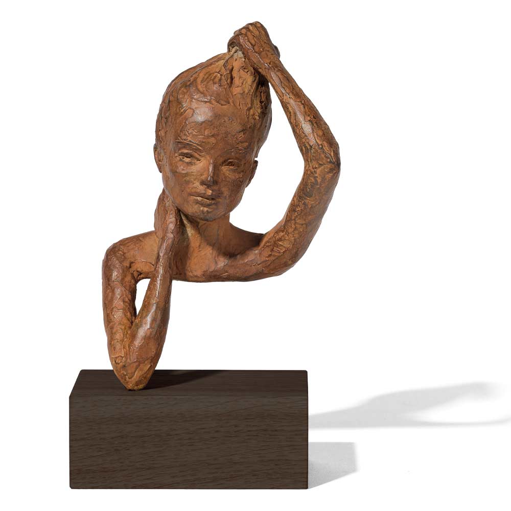 Bronzeskulptur einer Frau mit einer Hand auf dem Kopf und der anderen unter dem Kinn, auf einem dunklen Sockel.