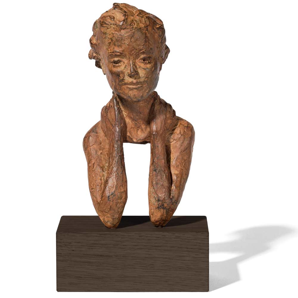 Bronzene Büstenskulptur einer Person mit unter dem Kinn ruhenden Händen, montiert auf einem dunklen Holzsockel.