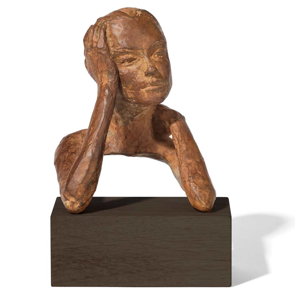 Bronzeskulptur einer nachdenklichen Person, die ihren Kopf auf eine Hand stützt, montiert auf einem dunklen rechteckigen Sockel.