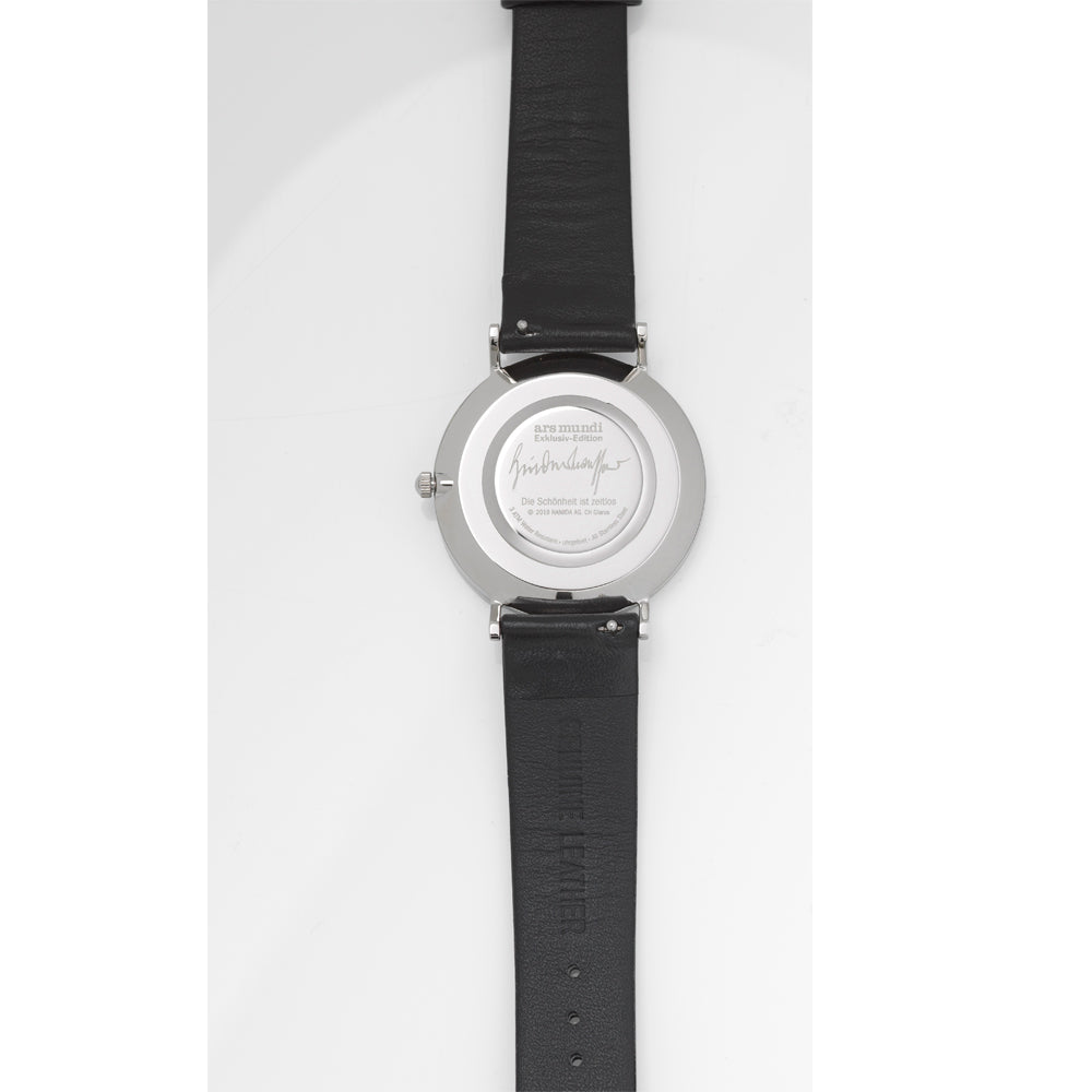 Armbanduhr mit schwarzem Lederarmband, das die gravierte Rückseite des runden Silbergehäuses zeigt.