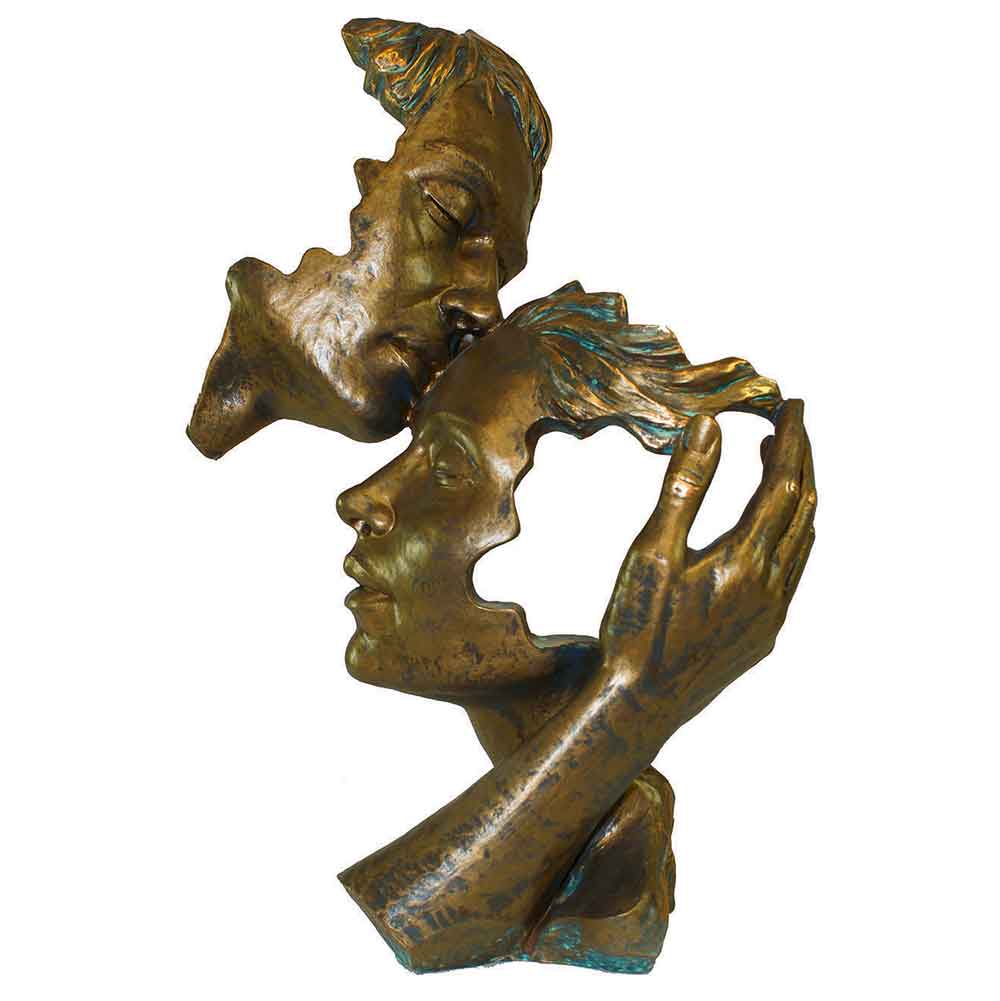 Zwei abstrakte Bronzeskulpturen von Gesichtern, bei einem fehlen Gesichtsteile, während eine Hand sanft das andere Gesicht berührt.