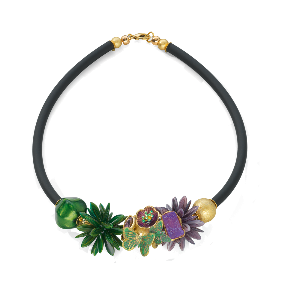 Schwarze Halskette mit bunten Blumen- und Blattanhängern in Grün, Lila und Gold, mit einem goldenen Verschluss.