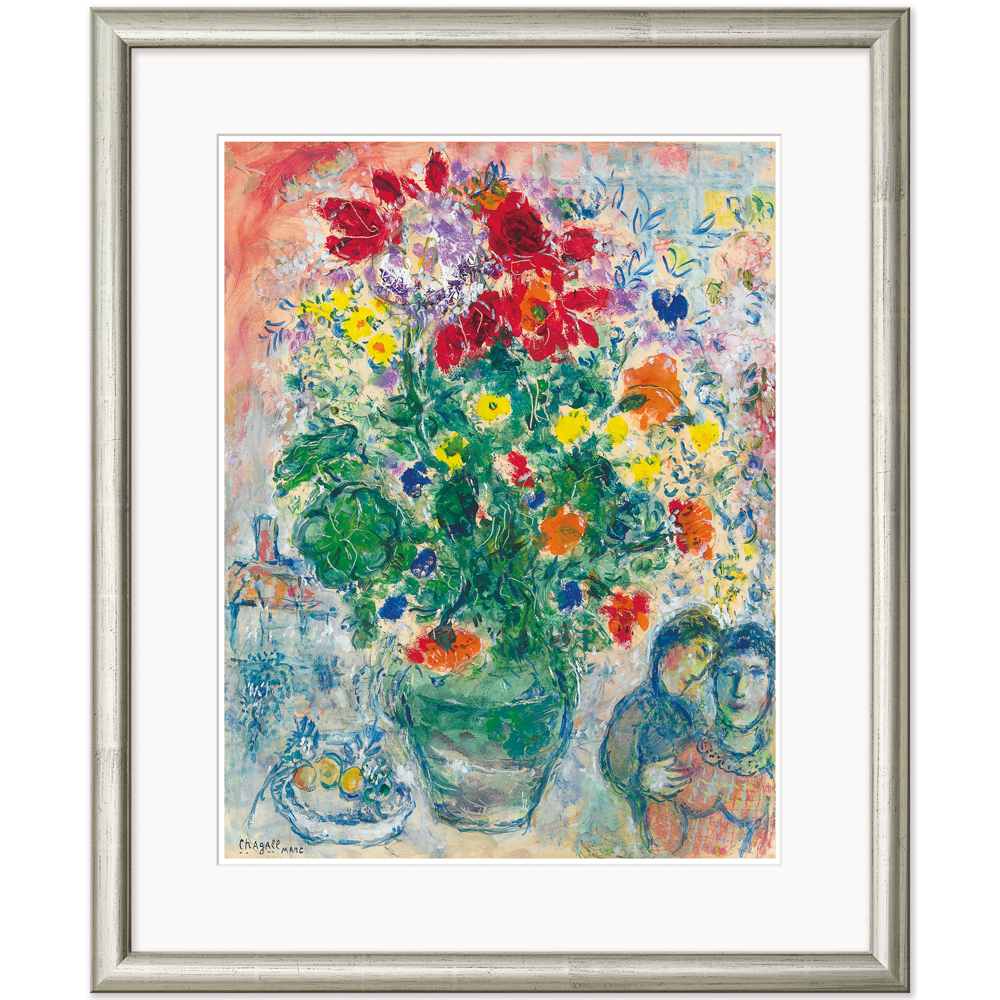 Ein farbenfrohes Gemälde eines leuchtenden Blumenstraußes in einer Vase mit zwei Figuren und Früchten daneben, in einem silbernen Rahmen.
