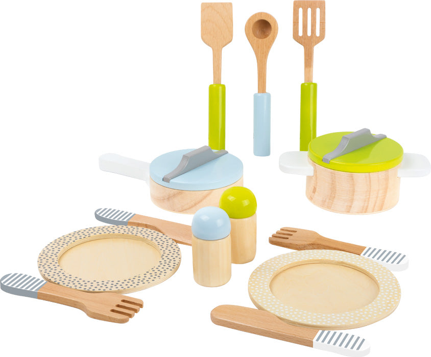 Geschirr- und Topfset Kinderküche: Spielzeugküchenset aus Holz mit Töpfen, Besteck, Tellern, Salz- und Pfefferstreuern, Gabeln und Messern.