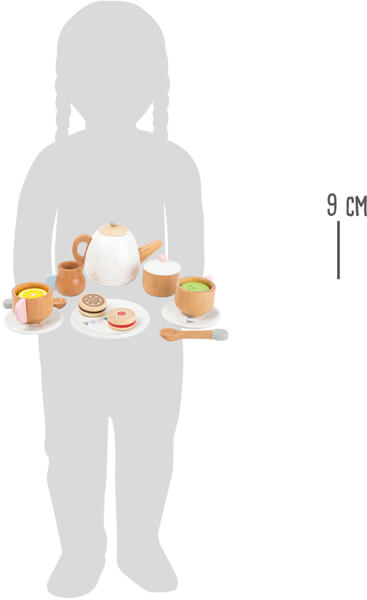 Silhouette eines Kindes mit dem Teeservice Kinderküche Spielzeug-Teeservice – bestehend aus Tassen, Teekanne, Tellern, Desserts; 9 cm rechts markiert.