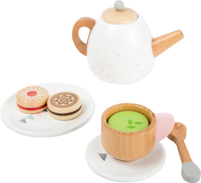 Das Teeservice Kinderküche ist ein Spielzeug-Teeservice aus Holz mit Teekanne, Tasse, Löffel und zwei Keksen auf Tellern.