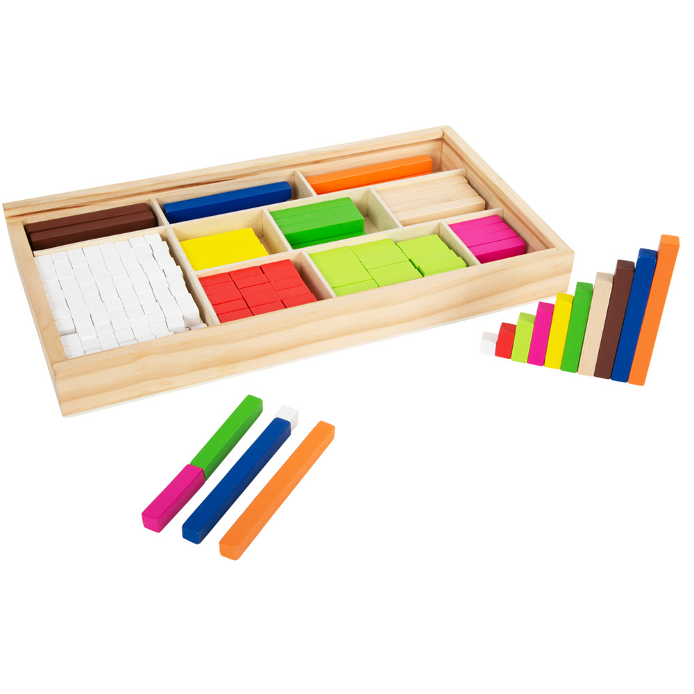 Das Lernbox Rechenstäbchen besteht aus einem Holztablett mit bunten Rechenstäben, wobei einige Stäbe im Inneren gestapelt und andere ordentlich außerhalb des Tabletts angeordnet sind.