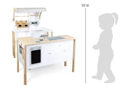 Kaufladen und Kinderküche: Frisches Kinderspielset mit Holzrahmen, neben einer Messlatte und der Silhouette eines Kindes als Maßstab abgebildet.