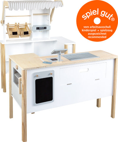 Kaufladen und Kinderküche fresh: Spielküchenset aus Holz mit Herd, Spüle und Marktstand; In der Ecke befindet sich ein Aufkleber mit der Auszeichnung „Spiel Gut“.