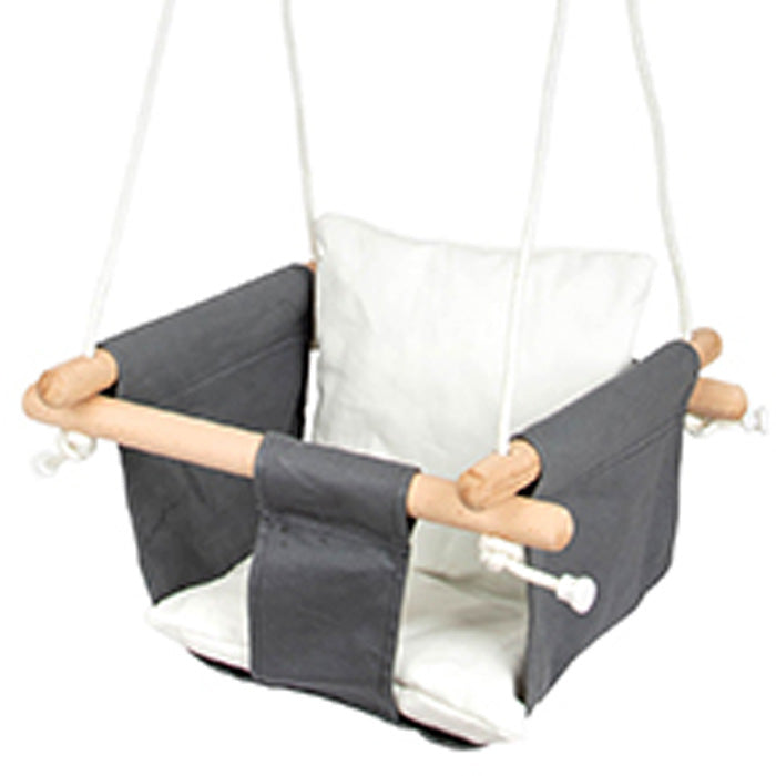 Die Babyschaukel Komfort ist eine grau-weiße Stoff-Babyschaukel mit Holzstäben, die an weißen Seilen aufgehängt sind.