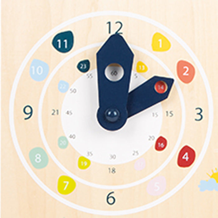 Die „Lernuhr mit Kalender ‚Educate‘“ ist eine Spielzeuguhr aus Holz mit bunten Zahlen und zwei blauen Zeigern, die auf 12 und 2 zeigen.