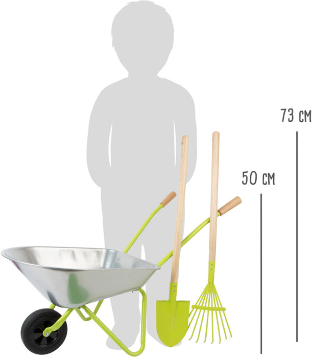 Das Set „Schubkarre mit Gartenwerkzeug“ umfasst eine Schubkarre, eine Schaufel und einen Rechen in Kindergröße. Neben einer Kindersilhouette ist eine Größentabelle (50 cm und 73 cm) abgebildet.
