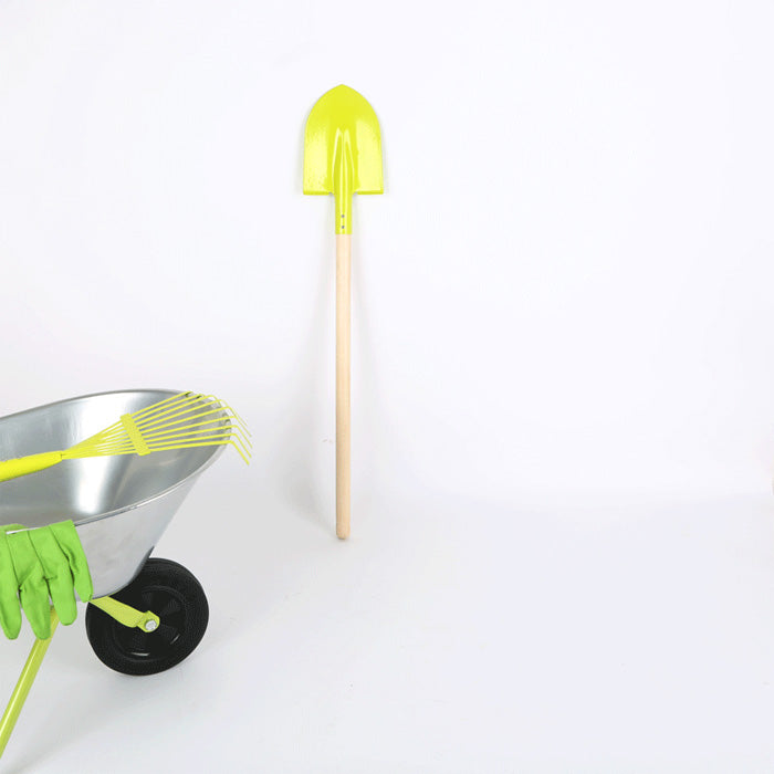 Das Set „Schubkarre mit Gartenwerkzeug“ mit gelber Schaufel, Schubkarre, Handschuhen und Rechen ist auf schlichtem weißem Hintergrund abgebildet.