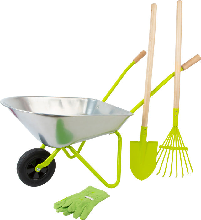 Die Schubkarre mit Gartenwerkzeug umfasst eine silberne Schubkarre, grüne Handschuhe, eine grüne Schaufel und einen grünen Rechen mit Holzgriffen.