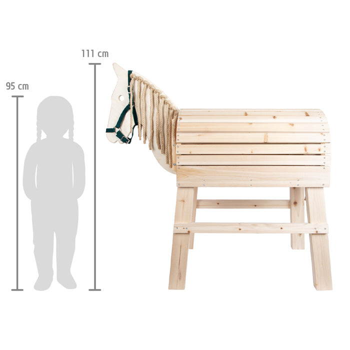 Das Holzspielzeugpferd „Holzpferd“ steht neben einer Messlatte und ist größer als die Silhouette eines 95 cm großen Kindes.