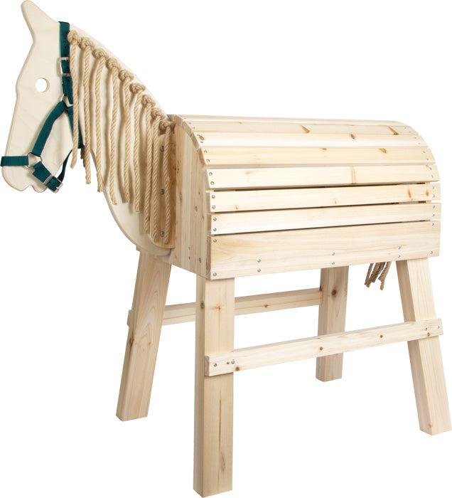 Holzpferd ist ein Spielzeugpferd aus Holz mit einer Mähne aus Seil, einem flachen Rücken und einem grünen Zaumzeug, das zum Spielen oder Üben für Kinder gedacht ist.