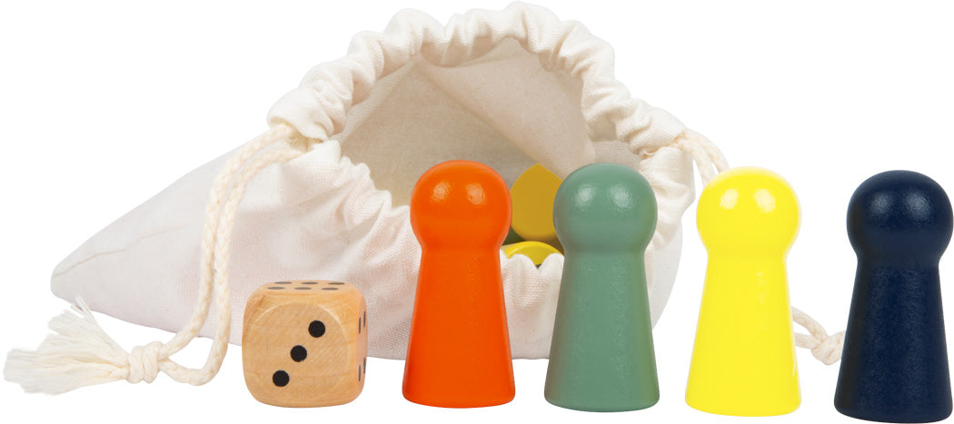 Ludo XL enthält einen Stoffbeutel, einen Holzwürfel und vier bunte Spielsteine in Orange, Grün, Gelb und Blau.