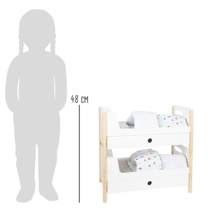 Das Puppenhochbett „Little Button“ ist ein Puppenhochbett, neben dem eine Kindersilhouette mit einer 48 cm Höhenmarkierung abgebildet ist.