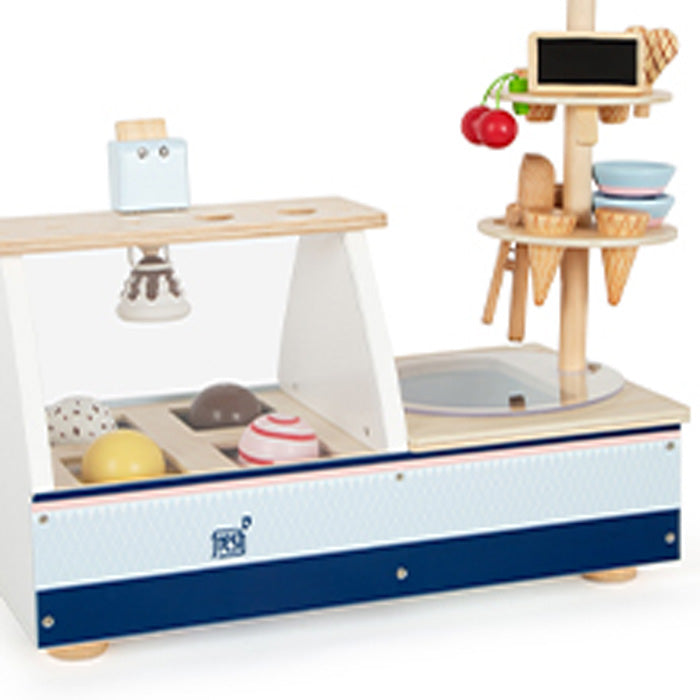 Die Eistheke „fresh“ ist ein Eisdielen-Spielset aus Holz mit Spieleistüten, Kugeln und einer kleinen Kreidetafel.