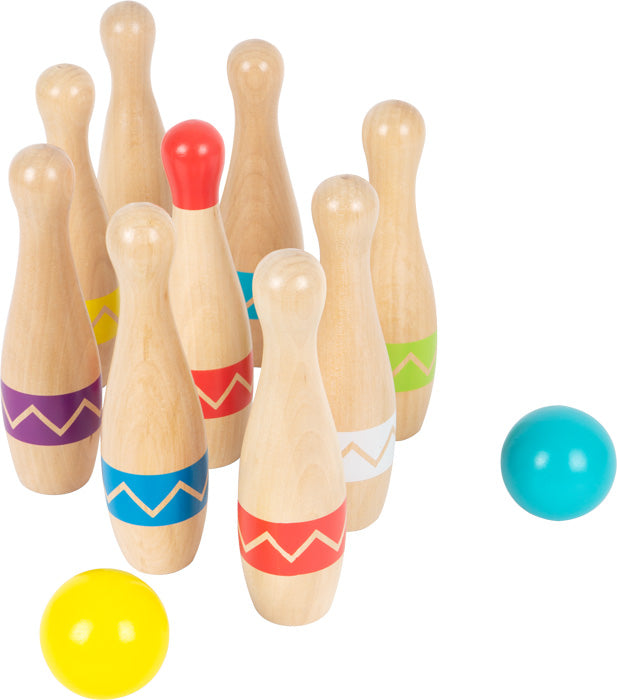 Das Kegelspiel-Set „Active“ besteht aus neun Holzkegeln mit bunten Bändern und zwei Kugeln – einer gelben und einer blauen – auf weißem Untergrund.