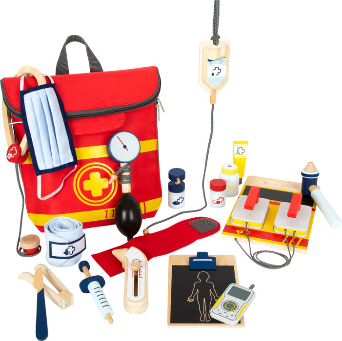 Der Notarztrucksack ist ein rotes Spielzeug-Arztset mit Rucksack, Maske, Stethoskop, Spritze, Klemmbrett und verschiedenen medizinischen Instrumenten.
