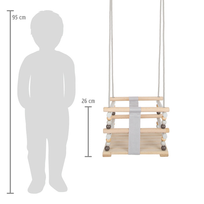 Kleinkindschaukel Skandi: Holzschaukel mit Seilen, abgebildet neben einer 95 cm großen Kindersilhouette, Sitzhöhe 26 cm.