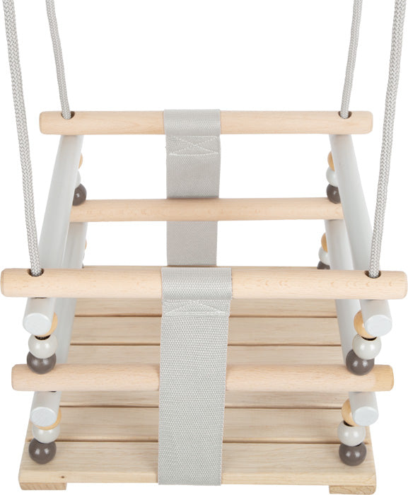 Die Kleinkindschaukel Skandi ist eine hölzerne Babyschaukel mit quadratischem Sitz, Stoffgurten und Seilgriffen (von oben abgebildet).