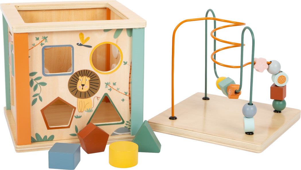 Der Motorikwürfel „Safari“ besteht aus einer Holzsteckbox mit bunten Formen und einem Motoriklabyrinth auf einem stabilen Holzsockel.