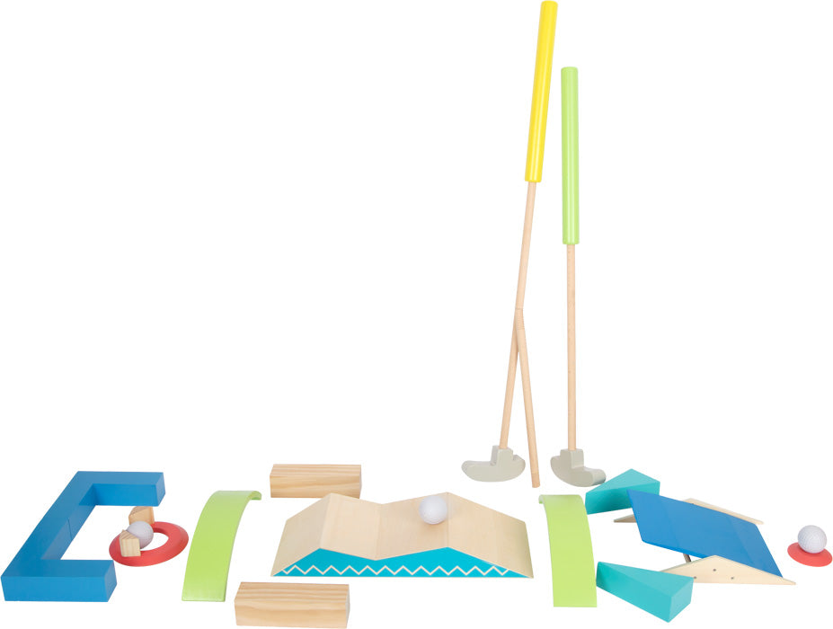 Das Minigolf-Set „Active“ besteht aus bunten Holzschlägern, Bällen, Rampen und geometrischen Hindernissen, die auf einem weißen Hintergrund angeordnet sind.