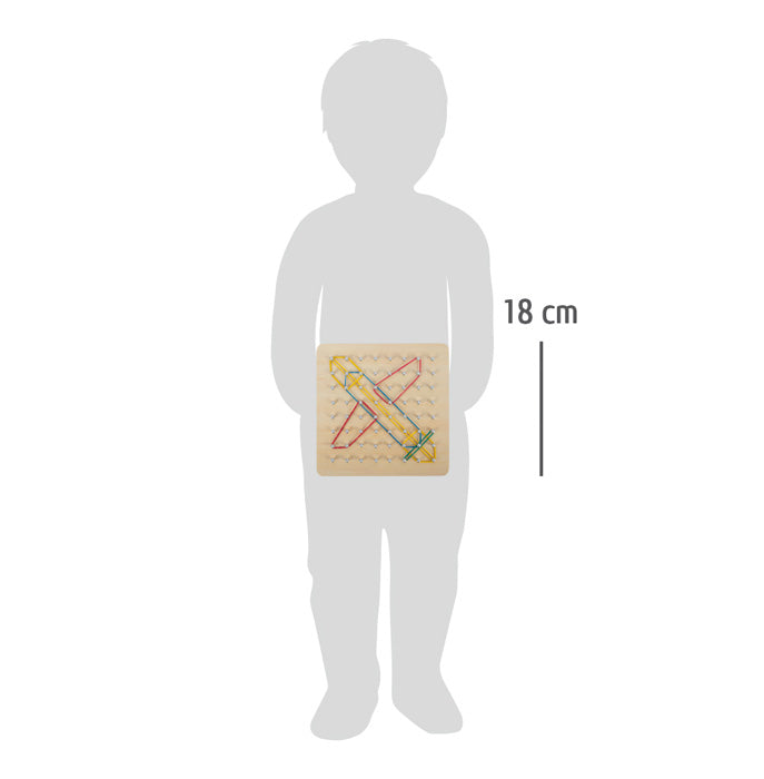 Auf der grauen Silhouette eines Kindes ist ein Geoboard aus Holz zu sehen, ein quadratisches Objekt mit der Aufschrift 18 cm, das auf seinem Oberkörper positioniert ist.