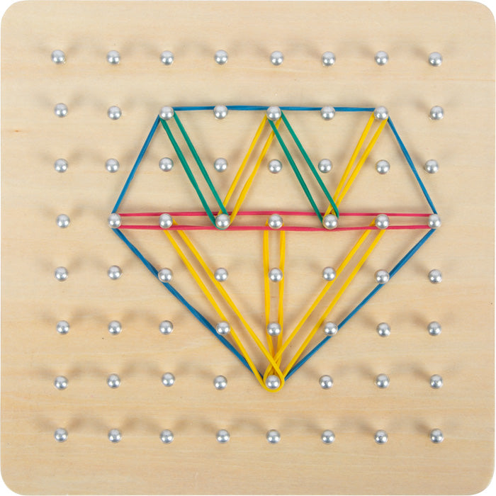 Das Geoboard aus Holz verfügt über rautenförmig angeordnete Gummibänder auf einem Stiftraster.