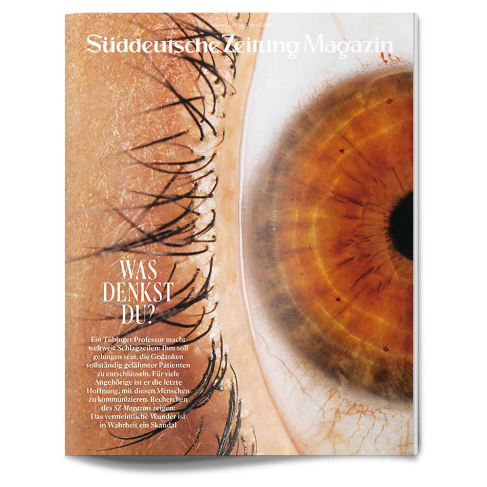 Nahaufnahme eines braunen Auges mit Wimpern, wobei der Text einer deutschen Zeitschrift das Bild überlagert.