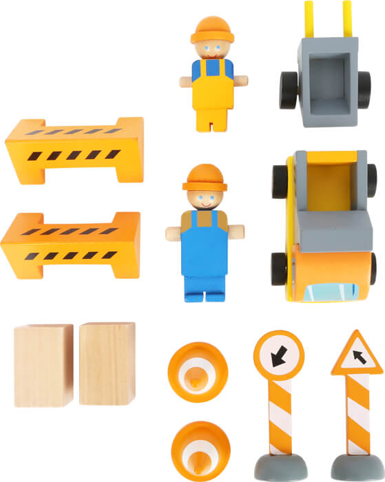 Der „Baukran mit Baustellenzubehör“ ist ein Holzkonstruktionsspielzeugset mit Arbeitern, Absperrungen, Schildern, Rädern und einem kleinen gelben Fahrzeug auf weißem Hintergrund.