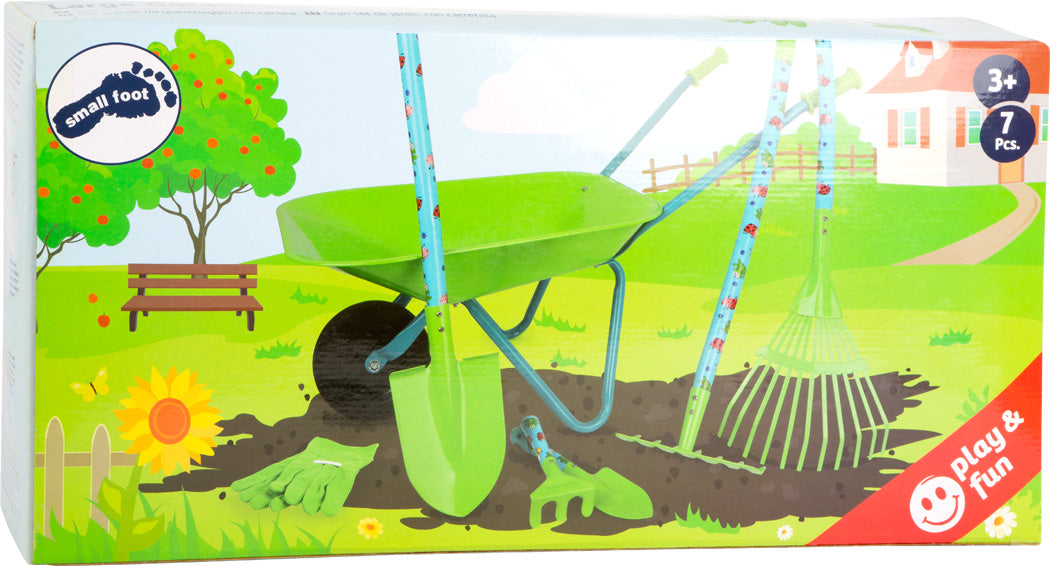 Großes Gartenset mit Schubkarre: Kinder-Gartenset mit grünem Schubkarre, Handschuhen, Schaufel, Rechen und Gartenmotiv auf der Verpackung.