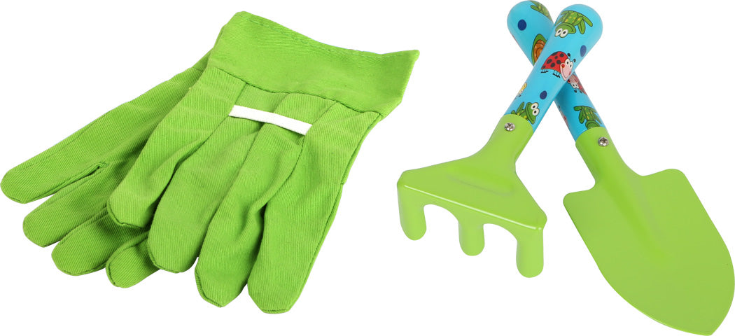 Das Große Gartenset mit Schubkarre umfasst grüne Gartenhandschuhe und bunte Gartengeräte für Kinder – einen Rechen und eine Kelle – auf weißem Hintergrund.