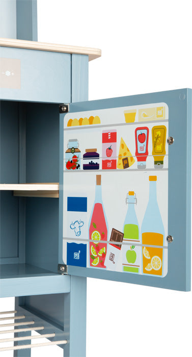 Die Kinderküche „tasty“ ist ein blauer Spielzeugkühlschrank mit offener Tür, auf deren Innenseite bunte Abbildungen von Speisen und Getränken den Blick freigeben.