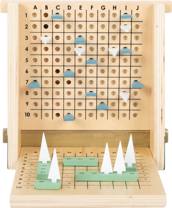 Das Strategiespiel Regatta „Gold Edition“ besteht aus einem Holzbrett mit weißen und blauen Stiften sowie grünen Schiffen mit weißen Kegeln, die auf dem Raster angeordnet sind.