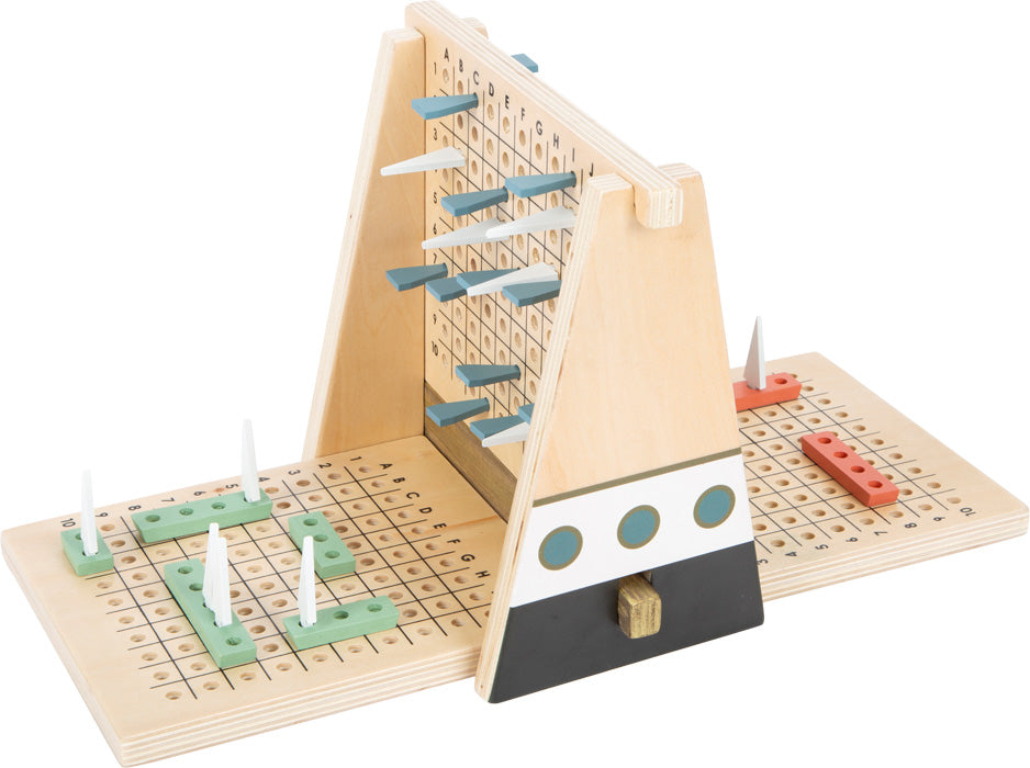 Strategiespiel Regatta „Gold Edition“: Hochwertiges Holzbrettspiel mit Spielsteinen und Schiffen auf einem aufstellbaren, unterteilten Raster.