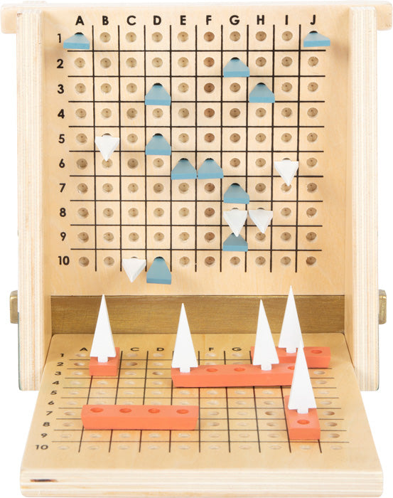 Strategiespiel Regatta „Gold Edition“: Ein hölzernes Schiffe-versenken-Spiel mit orangefarbenen Schiffen und weiß/blauen Stiften auf vertikalen und horizontalen Rastern.