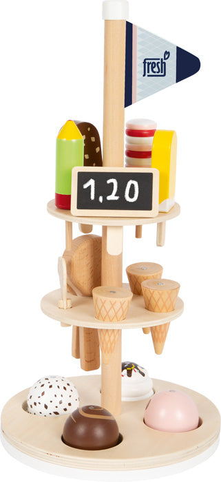Der Eisständer „fresh“ ist ein hölzerner Spielzeug-Eisstand mit Waffeln, Eis am Stiel, Kugeln und einer kleinen Kreidetafel mit der Aufschrift 1,20.