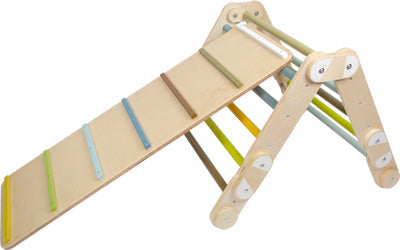 Das Rutschbrett 3 in 1 „Adventure“ ist ein Kletterdreieck aus Holz mit Rampe und bunten Sprossen, das Kindern spielerischen Kletter- und Spielspaß bietet.