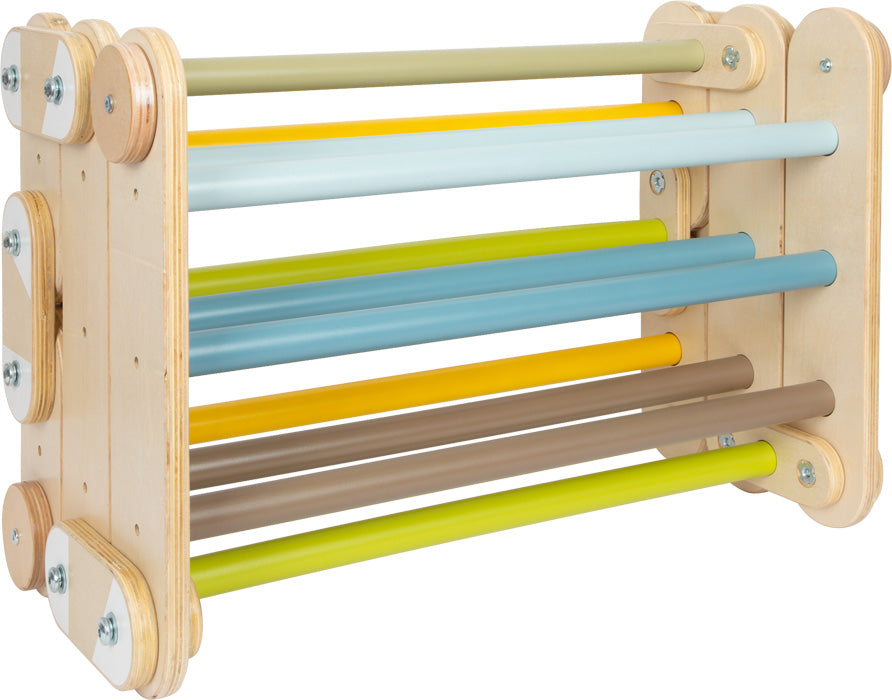 Das Kletterdreieck „Adventure“ ist ein Holzgerüst mit sechs bunten Querstangen in Grün-, Blau-, Gelb- und Brauntönen.