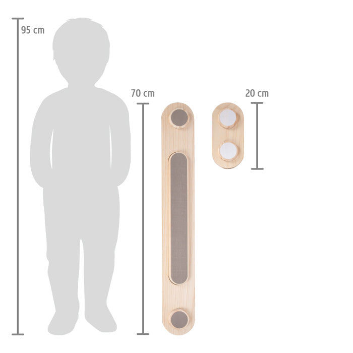 Balancierstege „Adventure“ Balance Board und Fußteile werden neben einer 95 cm großen Kindersilhouette zum Größenvergleich ausgestellt.