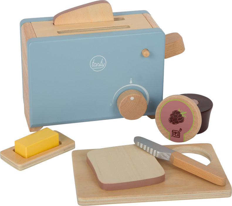 Das Toaster-Set „lecker“ beinhaltet einen Spielzeug-Holztoaster, Brot, Butter, Marmelade, Messer und Schneidebrett – perfekt für Rollenspiele auf weißem Hintergrund.