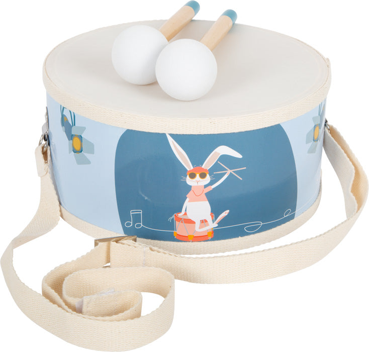Die Trommel „Groovy Beats“ ist eine Kinderspielzeugtrommel mit Hasenmotiv, zwei Trommelstöcken und einem cremefarbenen Schultergurt.