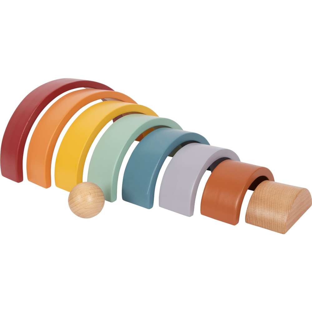 Die Holzbausteine Regenbogen „Safari“ sind aus hölzernen Regenbogen-Stapelbögen und einer Holzkugel in einer Linie auf weißem Untergrund angeordnet.