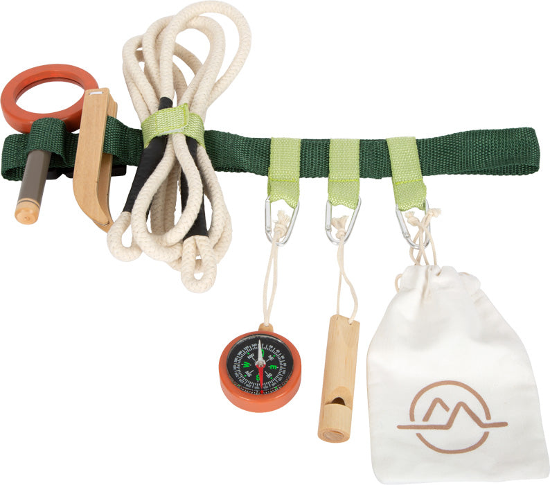 Der Entdeckergürtel „Discover“ ist ein Survival-Kit mit Seil, Kompass, Pfeife, Feuerstarter und Beutel – alles an einem grünen Riemen befestigt.