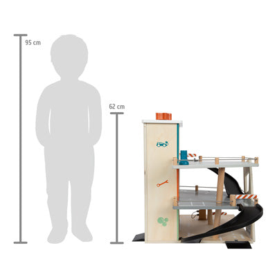 Die Spielzeuggarage Parkhaus Rallye ist 62 cm hoch und wird zum Größenvergleich neben einer 95 cm großen Kindersilhouette gezeigt.